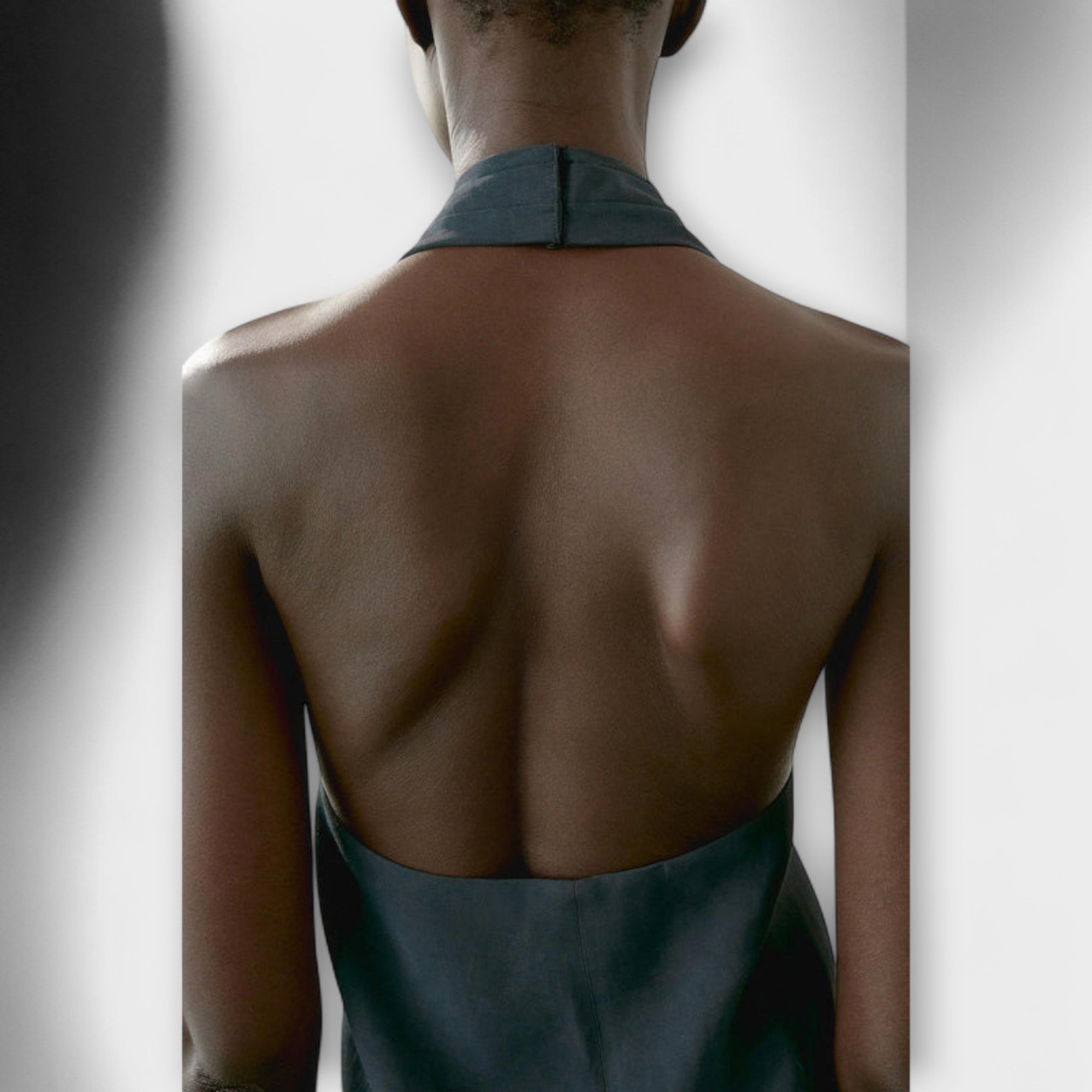 Hannah - Blauer Halter Neck Top mit Rückenausschnitt